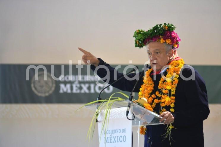 Este domingo, el presidente Andrés Manuel López Obrador se comprometió a apoyar la reconstrucción del circuito carretero que comunica la Sierra de Huayacocotla, preferentemente con concreto hidráulico, mediante el sistema de mano de obra local para generar empleo y economía en la región. 