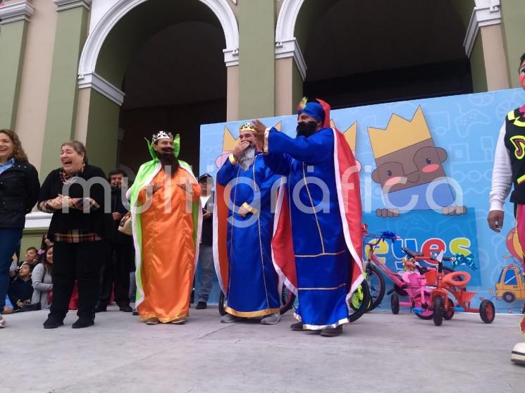 El Ayuntamiento de Córdoba en coordinación con el DIF Municipal y la  CANACO, organizaron un festival de Reyes en el parque 21 de Mayo,en donde se presentaron varios personajes, se partió una enorme rosca de reyes y se rifaron juguetes.  