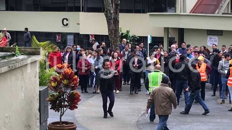  La Universidad Veracruzana (UV) se sumó este lunes, en todas sus regiones y sedes, al macrosimulacro nacional de un sismo magnitud 6.5, con epicentro en las costas de Oaxaca; ejercicio que tuvo como finalidad fomentar la cultura de la protección civil entre su comunidad. 