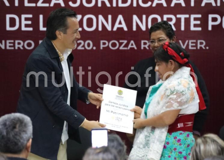 Familias de Coatzintla, Coyutla, Papantla y Tecolutla fueron beneficiadas con la seguridad jurídica de su patrimonio al recibir 70 escrituras que las acreditan como legítimas propietarias.