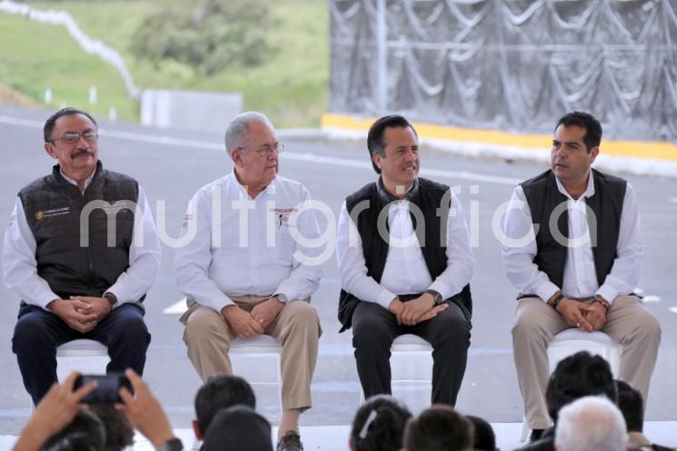 Comunicar el norte con el centro es fundamental en el desarrollo del estado, sobre todo cuando existe el crecimiento del puerto de Veracruz; es necesario garantizar rutas en condiciones que permitan el traslado de bienes y servicios, apuntó el gobernador Cuitláhuac García Jiménez.