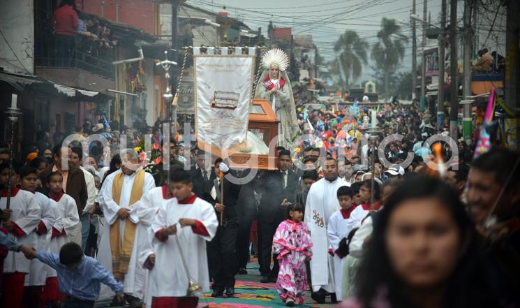 Como cada año, el color y tradición, estuvieron presentes en municipio de Teocelo durante sus fiestas en honor al<em>Santo Entierro de Cristo</em>.  Este sábado tocó la tradicional bajada del arco floral en el que participan cientos de feligreses y danzantes.  