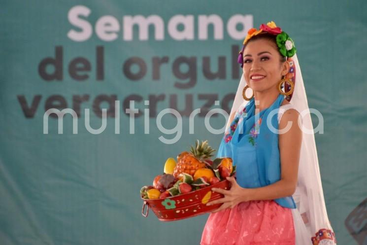 La tarde de este lunes, cientos de capitalinos y turistas acudieron a la explanada principal de la alcaldía Cuauhtémoc, en la Ciudad de México, para disfrutar de la cultura, tradiciones y sabores de Veracruz en  la <em>Semana del Orgullo Veracruzano</em>.