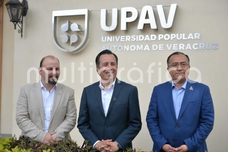 Con un recorrido de supervisión, el gobernador Cuitláhuac García Jiménez formalizó la entrega de una parte de Casa Veracruz, que estaba al servicio de los mandatarios, a la Universidad Popular Autónoma de Veracruz (UPAV); además de inaugurar la Torre 20/20, donde serán concentradas las áreas administrativas y operativas.