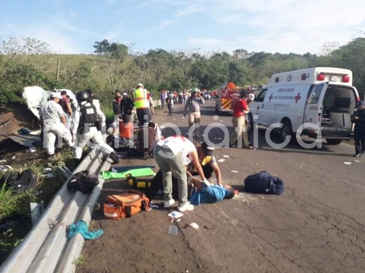 El Gobierno del Estado ha brindado todo el apoyo a decenas de migrantes que resultaron heridos tras volcar el camión torton con caja seca en que viajaban, sobre la Carretera Federal 180. 