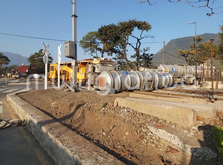 La mañana de este miércoles, el tren embistió a una pipa cargada con amoniaco, sobre la Sur 57, en Orizaba, lo que provocó el desalojo de vecinos de la colonia Rafael Delgado y Facultad de Ciencias Químicas. Cuerpos de seguridad y de rescate acudieron al lugar.  