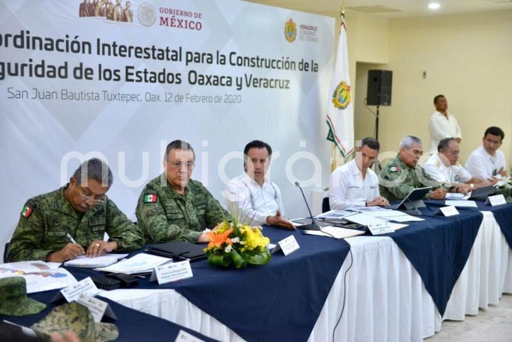 Durante la Reunión de Coordinación Interestatal para la Construcción de la Paz y Seguridad Veracruz-Oaxaca, los gobernadores Cuitláhuac García Jiménez y Alejandro Murat Hinojosa firmaron un convenio a fin de reforzar acciones operativas en las áreas de inteligencia y justicia.  