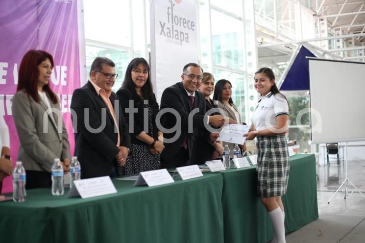 El Consejo Veracruzano de Investigación Científica y Desarrollo Tecnológico (COVEICYDET) reconoció la aportación a la ciencia de 64 niñas y mujeres destacadas, en el marco del Día Internacional de la Niña y la Mujer en la Ciencia.