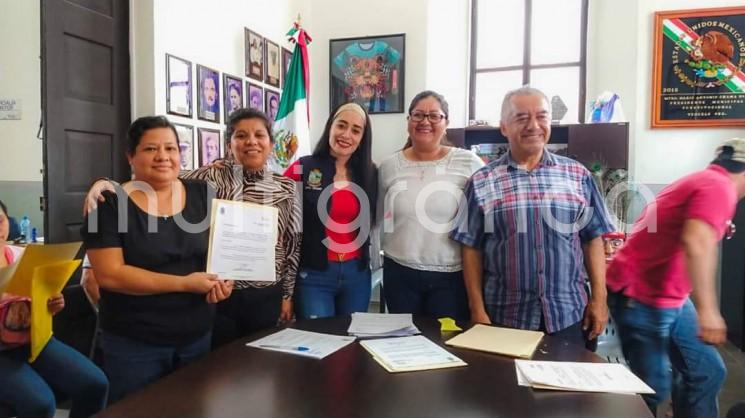 En Teocelo entregan constancias de domicilio a ciudadanos. 