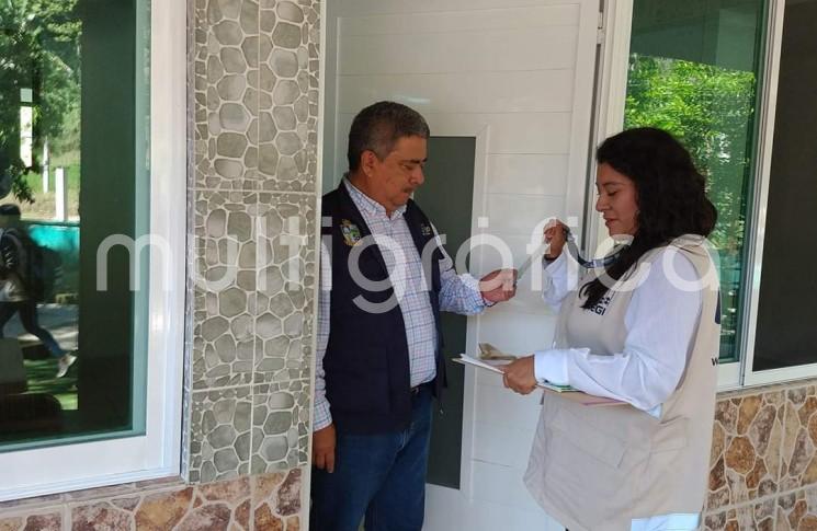 El día de hoy el Alcalde de Teocelo, Mario Antonio Chama Díaz, recibió en su domicilio al personal del INEGI y de la Dirección Regional Oriente de la Coordinación Estatal, quienes estarán recorriendo con un amplio equipo de entrevistadores todo el municipio, casa por casa, realizando el Censo de Población y Vivienda, que llevarán a cabo todo este mes de marzo. 