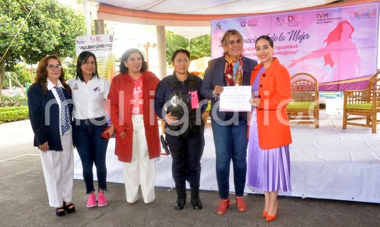 Con charlas informativas conmemoraron el Día Internacional de la Mujer en Teocelo, Ver. La Presidenta del DIF Municipal, Mara Chama, recordó que este no es un día de festejo y señaló que todas las mujeres de Teocelo, xalapeñas y de todo Veracruz se merecen respeto. 