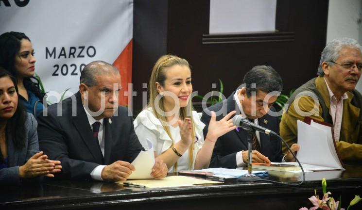 La diputada Nora Jessica Lagunes Jáuregui fue la anfitriona de la presentación del libro Temas selectos sobre violencia política de género, del que es coautora, en una labor conjunta de 18 especialistas en el tema, el Centro de Estudios para la Igualdad de Género y los Derechos Humanos del Congreso del Estado, a cargo de la doctora Mónica Mendoza Madrigal, y la Universidad de Xalapa.