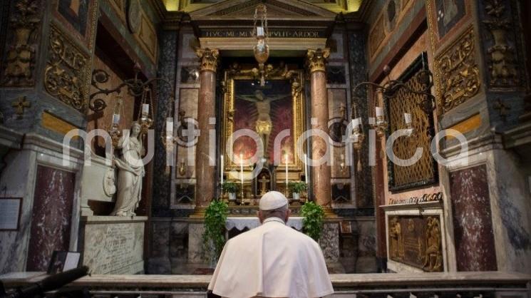 La Prefectura de la Casa Pontificia anunció este domingo que debido a la emergencia sanitaria que se vive en Europa, se ha determinado que los actos correspondientes a la Semana Santa, el Papa Francisco las presidirá sin fieles.