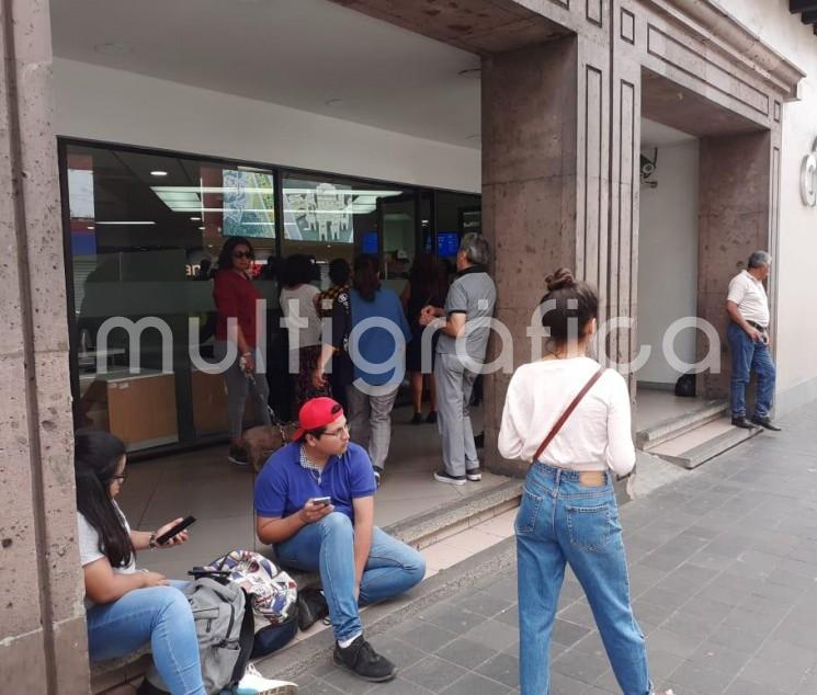 En Xalapa los bancos implementaron la medida de permitir el ingreso de sólo algunos cuentahabientes a sus instalaciones, mientras el resto espera afuera. La medida dividió opiniones, pues algunos opinaron que es buena  para evitar contagio de coronavirus, mientras que otros se molestaron.