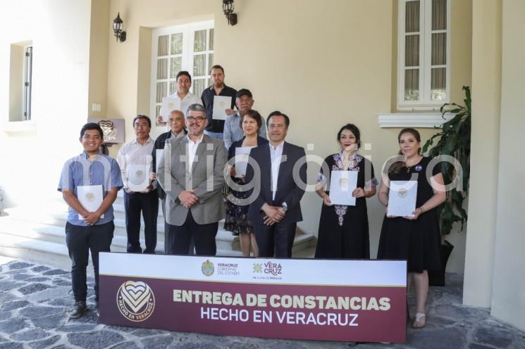 El gobernador Cuitláhuac García Jiménez entregó constancias de la marca de certificación <em>Hecho en Veracruz</em>, a 30 empresarios de Emiliano Zapata, Xalapa, Coatepec, Xico, Altotonga y Perote, que garantiza la buena calidad de sus productos y servicios.