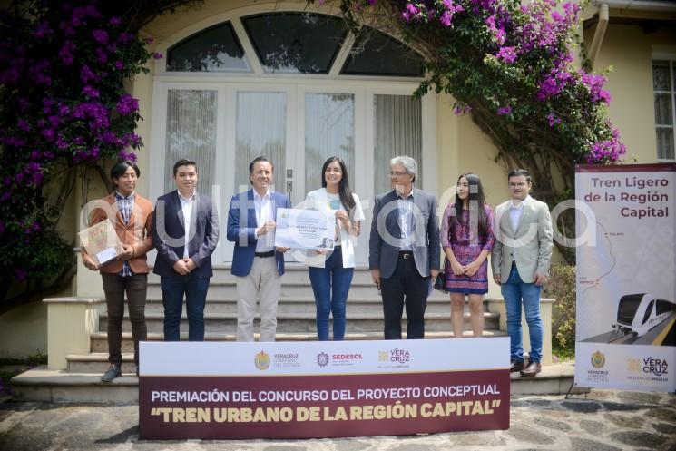 El gobernador Cuitláhuac García Jiménez galardonó a los primeros seis lugares del Concurso del Proyecto Conceptual del <em>Tren Urbano de la Región Capital</em>, celebrando que sean universitarios y que a través de esta convocatoria haya sido posible destacar las aptitudes profesionales de todos ellos.