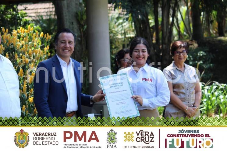 La Primera Generación del programa “Jóvenes Construyendo el Futuro” en Veracruz ha visto su meta cumplida; este miércoles, el gobernador Cuitláhuac García Jiménez entregó a becarios su constancia de capacitación, junto con un espacio laboral en la Procuraduría Estatal de Protección al Medio Ambiente (PMA). 