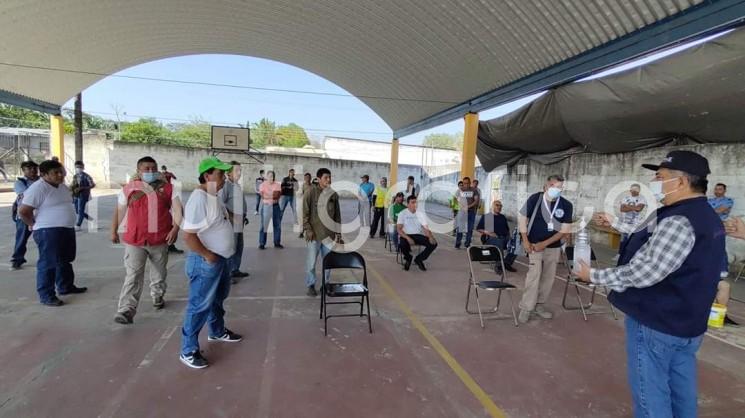 Con el objetivo ofrecer y garantizar la salud de los trabajadores ante la contingencia actual por el Coronavirus, el Alcalde de Teocelo, Mario Antonio Chama Díaz, la Síndica Municipal, Zayra del Carmen Martínez Andrade y la Secretaria del Ayuntamiento Trinidad Martínez Larios, implementaron una brigada  médica con la colaboración de Protección Civil Teocelo, DIF Municipal y trabajadores del Municipio. 