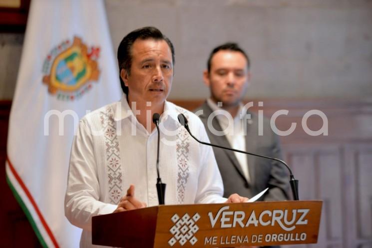 En alianza con organismos empresariales y solidaridad con la población veracruzana, el gobernador Cuitláhuac García Jiménez presentó el Acuerdo Estatal por el Empleo, a fin de generar certidumbre laboral a quienes dependen del sector y sustento económico durante la contingencia por el COVID-19. 