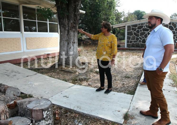  Durante la suspensión de actividades escolares debido a la contingencia por coronavirus, el titular de la Secretaría de Educación de Veracruz (SEV), Zenyazen Escobar García, supervisa avances de obra en escuelas.  