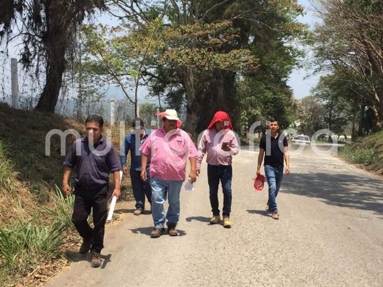 Personal de la SIOP y  las Direcciones de Obras Públicas  y de Desarrollo Urbano del Ayuntamiento  de Teocelo,  recorrieron el tramo Carretero Teocelo – Texín  en compañía de representantes  de la empresa  Huazul y Asociados  S.A de C. V. quien ganó la litación para el mejoramiento de dicha carretera.  