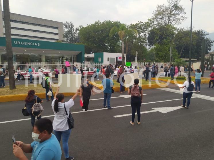 Camilleros, médicos, enfermeras, urgenciólogos, personal de limpieza entre otros, realizan una manifestación frente al Hospital General de Orizaba del Seguro Social, en exigencia de implementos de protección ante COVID-19.