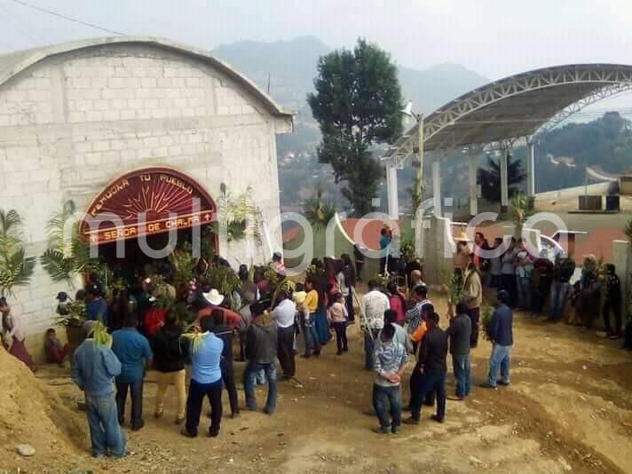 En el Municipio de Soledad Atzompa, Ver, este Domingo de Ramos no se respetó las indicaciones de contingencia sanitaria, permitiéndose la congregación masiva de personas por espacio de más de dos horas. Autoridades ni religiosas, ni municipales, hicieron algo al respecto.