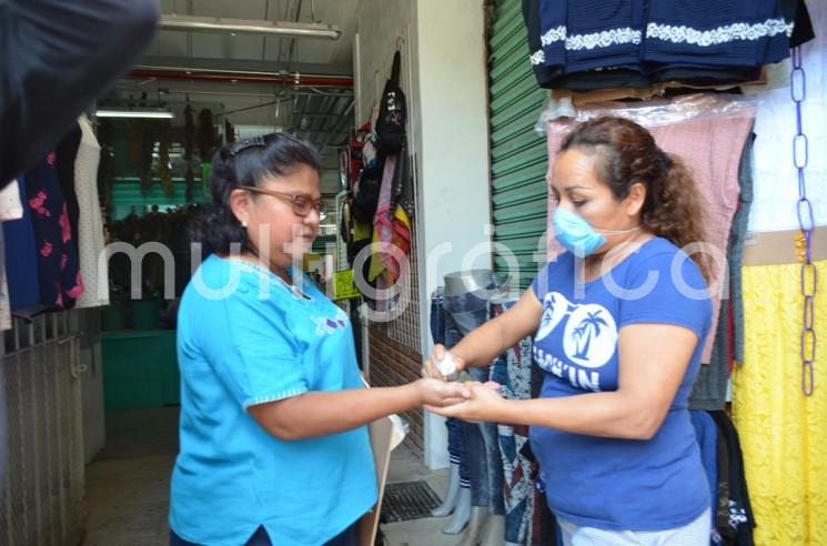 Se instalan filtros sanitarios en el mercado municipal.  
