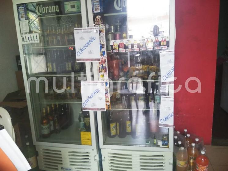 Son cuatro establecimientos clausurados por parte del personal de la Dirección de Comercio de Río Blanco, Ver., con apoyo de la Policía Estatal, a los cuales se les aplicó la ley tras ya que expendian bebidas alcoholicas en esta contingencia sanitaria.