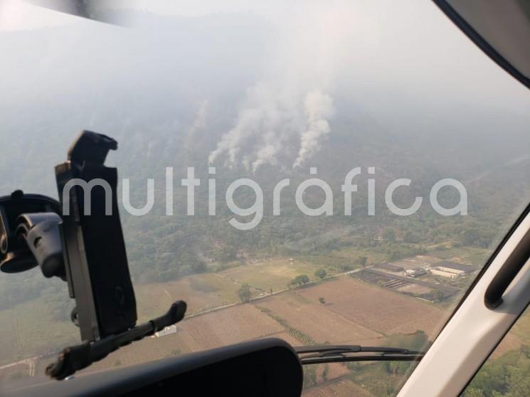 El Gobierno del Estado de Veracruz, en coordinación con fuerzas de tarea federales y municipales, mantiene labores de combate al incendio registrado el domingo 12 de abril en el municipio de San Andrés Tenejapan, y que ha presentado flancos en Tlilapan y Rafael Delgado. 