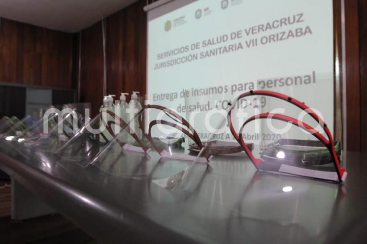 La Secretaría de Educación de Veracruz (SEV), en coordinación con la secretaría de Salud (SS), entregó 200 caretas impresas en 3D, alcohol en gel y cinco mil litros de solución desinfectante para la Jurisdicción Sanitaria VII de Orizaba y el Centro COVID del Hospital Regional de Río Blanco; así como otras 107 caretas a trabajadores de centros de salud de la región.