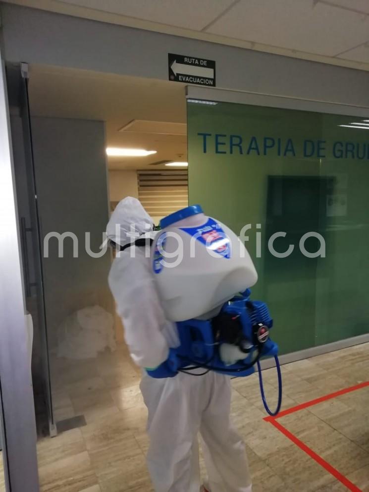 Debido a la emergencia sanitaria provocada por el virus SARS-CoV2 (COVID-19) y continuando con las acciones preventivas, cuadrillas de personal especializado realizan en cada Clínica-Hospital del ISSSTE en Veracruz, así como en las Unidades Médicas del centro, sur y norte de la Entidad, una sanitización por aspersión de frío para enfrentar la pandemia. 