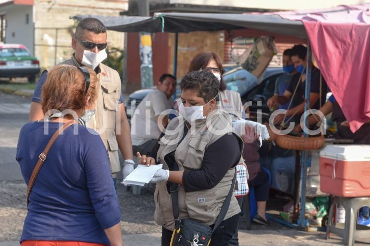 Para reforzar las medidas de prevención contra el Covid-19, personal de la Dirección de Protección Civil y del Departamento de Inspección y Atención Comercial (DIAC) de la Subdirección de Comercio, entregó 3 mil cubrebocas a comerciantes de diversos tianguis y mercados de la ciudad.