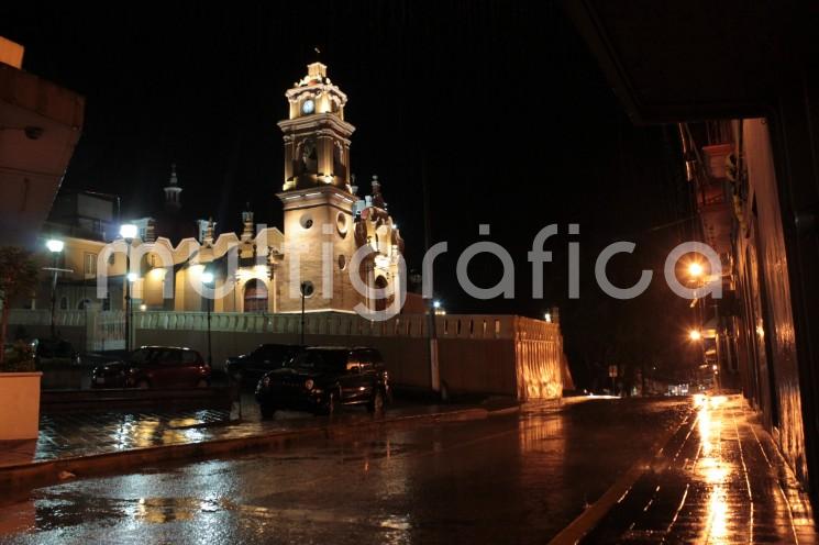 Nuevamente tendremos un periodo con ambiente caluroso entre hoy martes 28 y miércoles 29, alternándose con otro de lluvias fuertes con actividad eléctrica, ráfagas de viento y posible caída de granizo entre la misma noche del miércoles al jueves 30 de abril. 