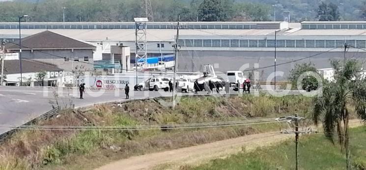 Un enfrentamiento se registró entre la Central de Abasto y el Trébol de la autopista  en Amatlán, Ver., luego de que sujetos armados secuestraron a un empresario. En las acciones la victima fue liberada, y un presunto delincuente fue detenido, dos vehículos y armas fueron asegurados.