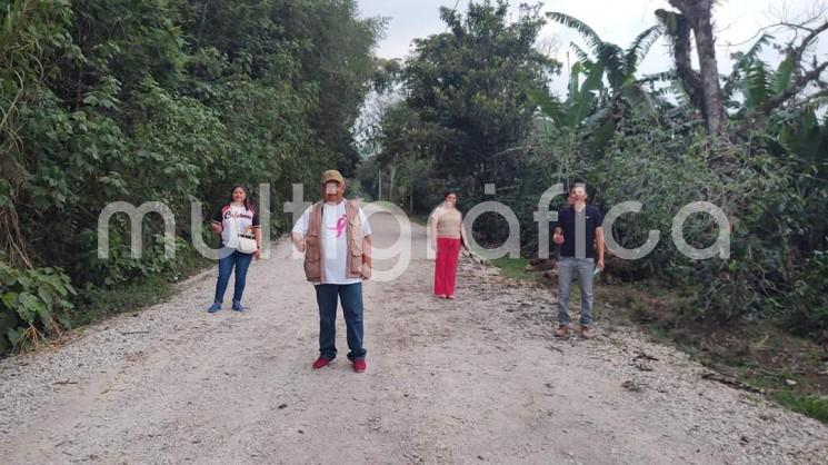 En recorrido de obra y manteniendo la Sana Distancia, el Alcalde Mario Antonio Chama Díaz; la Síndica Municipal, Zayra del Carmen Martínez Andrade; la Secretaria del Ayuntamiento, Trinidad Martínez Larios y el Director de Obras, Alberto Lucas Marín,  supervisaron los trabajos de adecuación e inicio de obra, la cual mantiene su objetivo de ser un camino de agradable tránsito para el peatón y el automovilista, propio de una ruta turística. 