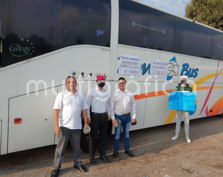 Un  grupo de conductores de turismo independiente de la región de Xalapa, se plantaron en la carretera Xalapa- Perote a la altura del municipio de Las Vigas, solicitando apoyo económico a los automovilistas, pues a causa de la contingencia sanitaria no cuentan con ingresos para sostenimiento de sus familias.