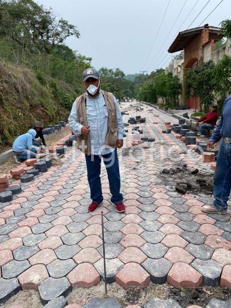 Gran avance en la construcción del Camino a la Comunidad de Santa Rosa en el Municipio de Teocelo. El Alcalde Mario Antonio Chama Díaz, realiza supervisión de obra la cual registra un importante progreso en la construcción de su segunda etapa, que incluye la instalación de la red de distribución de agua, así como los trabajos de adecuación en viviendas que colindan con el camino.