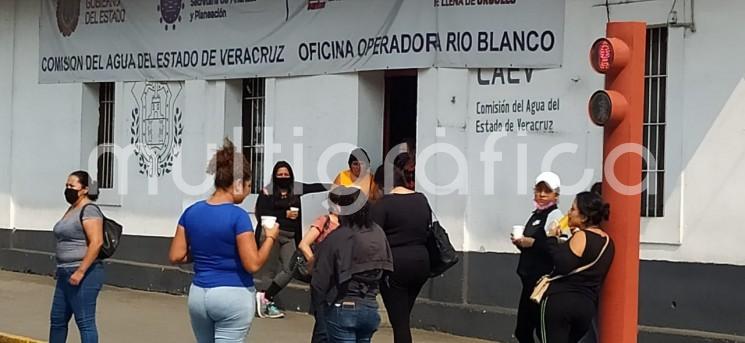  Este jueves en Río Blanco,Ver.,  vecinos de la Unidad Habitacional Villas de Las Haciendas 2 bloquearon las oficinas de la Comisión del Agua de Veracruz, en demanda de que se les dé solución a la falta de agua a más de 700 familias.  