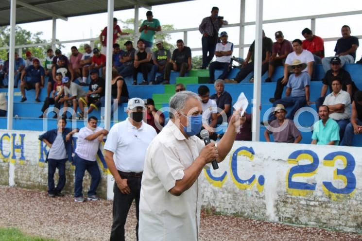 Unos 660 trabajadores azucareros, se reunieron este viernes en el Campo de la Sección 23 para escuchar los avances de las negociaciones en la petición del pago de Utilidades 2019 a la empresa Grupo Beta San Miguel.  