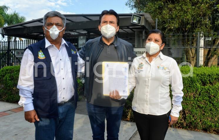 El alcalde de Teocelo, Mario A. Chama Díaz, en compañía del dirigente Estatal y diputado local por el Partido Encuentro Social, así como la Síndica Zaira del Carmen Martínez Andrade, fueron recibidos en el Congreso del Estado por el  Presidente de la Junta de Coordinación Política (Jucopo), diputado Juan Javier Gómez Cazarín, para entregar el acta de cabildo en la cual el ayuntamiento de Teocelo, al igual que otros Ayuntamientos, se suman para aprobar la Reforma Constitucional en materia Electoral del Estado de Veracruz.  