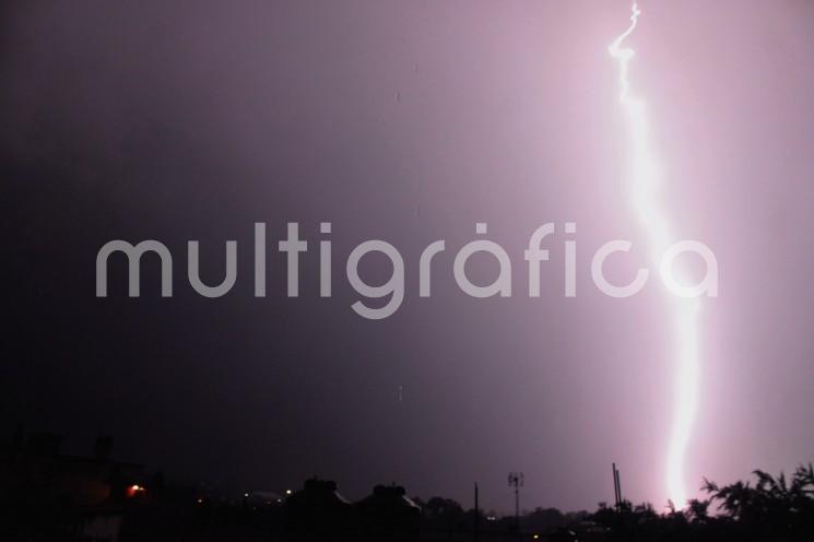 Por lo anterior se prevén lluvias intensas (75 a 150 mm) especialmente en las cuencas del Pánuco, Tuxpan, Cazones, Tecolutla, Nautla, Papaloapan, Coatzacoalcos y Tonalá, previendo lluvias fuertes (25 a 50 mm) a localmente muy fuertes (50 a 75 mm) en el resto del estado; condiciones que estarán acompañadas por actividad eléctrica.