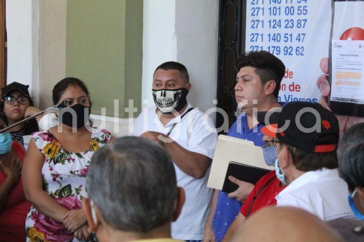 Propietarios  de bares y cantinas de Córdoba acudieron al Palacio Municipal para dialogar con las autoridades municipales, llegando al acuerdo de que podrán operar como expendios de licor, para enmendar en algo la falta de ingresos por permanecer cerrados.  