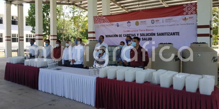 En el marco de las acciones contra la pandemia por COVID-19, los institutos tecnológicos del estado donaron 5 mil 800 litros de solución desinfectante, 230 caretas, 80 litros de gel antibacterial, 500 cubrebocas y materiales para elaborar 7 mil más, en beneficio de trabajadores de la salud que atienden a pacientes con coronavirus.