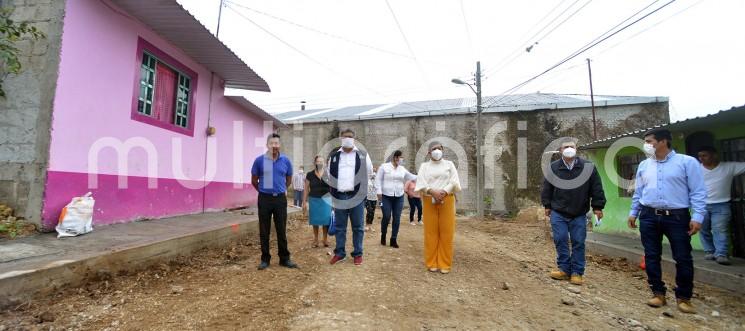 El Alcalde Mario Antonio Chama Díaz; la Síndica Municipal, Zayra del Carmen Martínez Andrade; la Secretaria del Ayuntamiento, Trinidad Martínez Larios; el Director de Desarrollo Urbano y Catastro, Rafael Xilot; el Director de Obras, Alberto Lucas Marín, en compañía del comité de obra y vecinos de la Colonia Rocco de Arcángelis, recorrieron las calles en las cuales se realizan obras. 