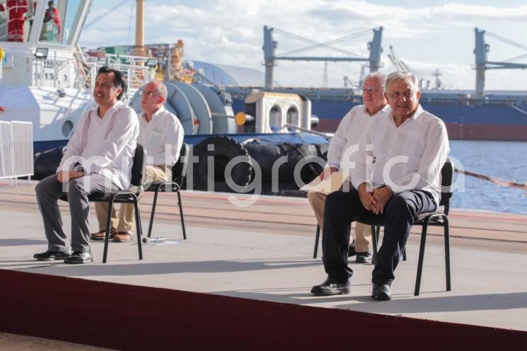 Supervisa López Obrador ampliación del puerto de Coatzacoalcos; una nueva etapa de empleos y bienestar; afirmó que estas obras significan inversiones y empleos, con una ejecución de 20 mil millones de pesos para el Corredor Interoceánico que contempla la conexión de los puertos de Coatzacoalcos y Salina Cruz, además de la modernización de la vía ferroviaria.