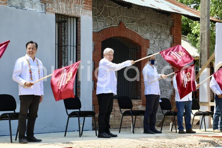 Durante la supervisión de los trabajos de rehabilitación en la vía ferroviaria que va de Medias Aguas a Salina Cruz, el gobernador Cuitláhuac García Jiménez celebró que la visión integral de los actuales gobiernos marque la diferencia con los proyectos anunciados en la época neoliberal, que nunca concluyeron.  