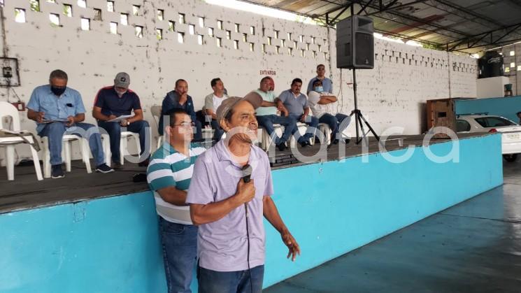 En Atoyac, Ver., unos 200 obreros azucareros acusaron abandono por parte del Comité Ejecutivo Nacional (CEN) del Sindicato de Trabajadores de la Industria Azucarera y Similares de la RM (STIASRM), al que acusaron de usarlos económicamente al vender casi 100 plazas el año pasado, donde se hicieron de dinero porque el CEN es dueño de las plazas laborales. 