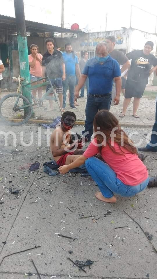 Trágico desenlace tuvo una pequeña procesión para celebrar el Corpus Cristi este jueves, en Macuspana, Tabasco, luego de que se registrara una explosión en el triciclo en el que llevaban la pirotecnia, dejando como saldo un muerto y un menor lesionado.