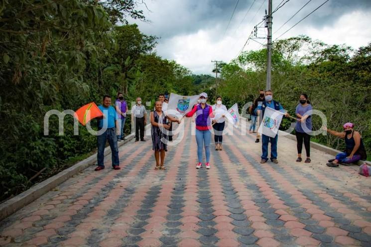 El Alcalde, Mario Antonio Chama Díaz; la Síndica Municipal, Zayra del Carmen Martínez Andrade; la Secretaria del Ayuntamiento, Trinidad Martínez Larios, la Presidenta del DIF, Mara Chama Villa y el Director de Obras, Alberto Lucas Marín, acompañados de vecinos dieron el banderazo que da apertura a la circulación en esta importante vía de comunicación.